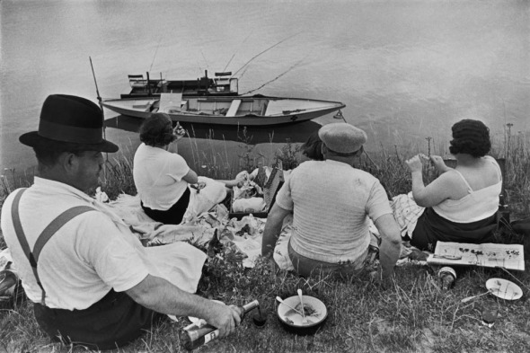 14 henri-cartier-bresson-near-juvisy-france-1938-river-picnic
