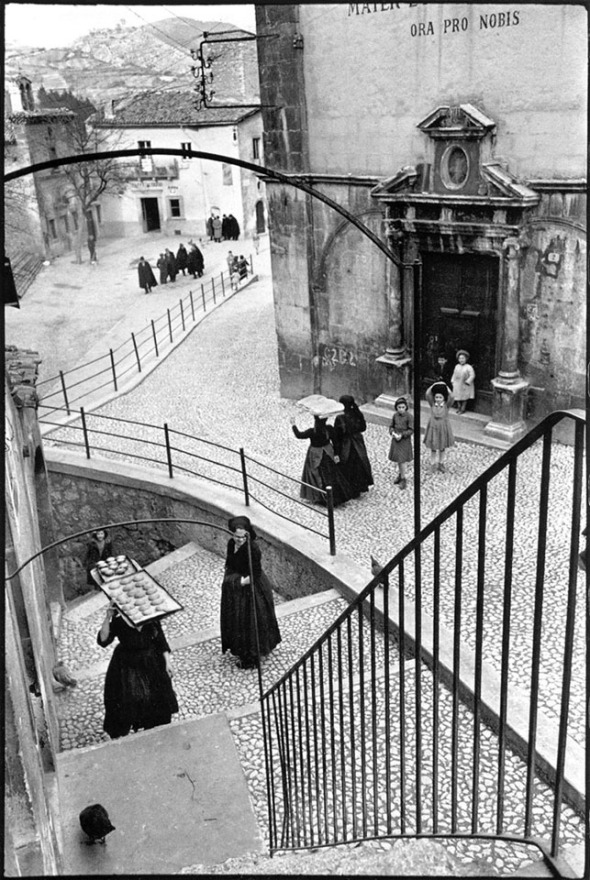 19 henri-cartier-bresson-stairs-lady-carrying-pastries