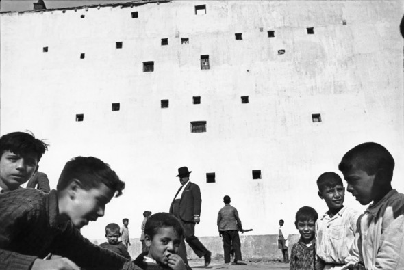 5 henri-cartier-bresson-madrid-1933-children-white-wall-windows